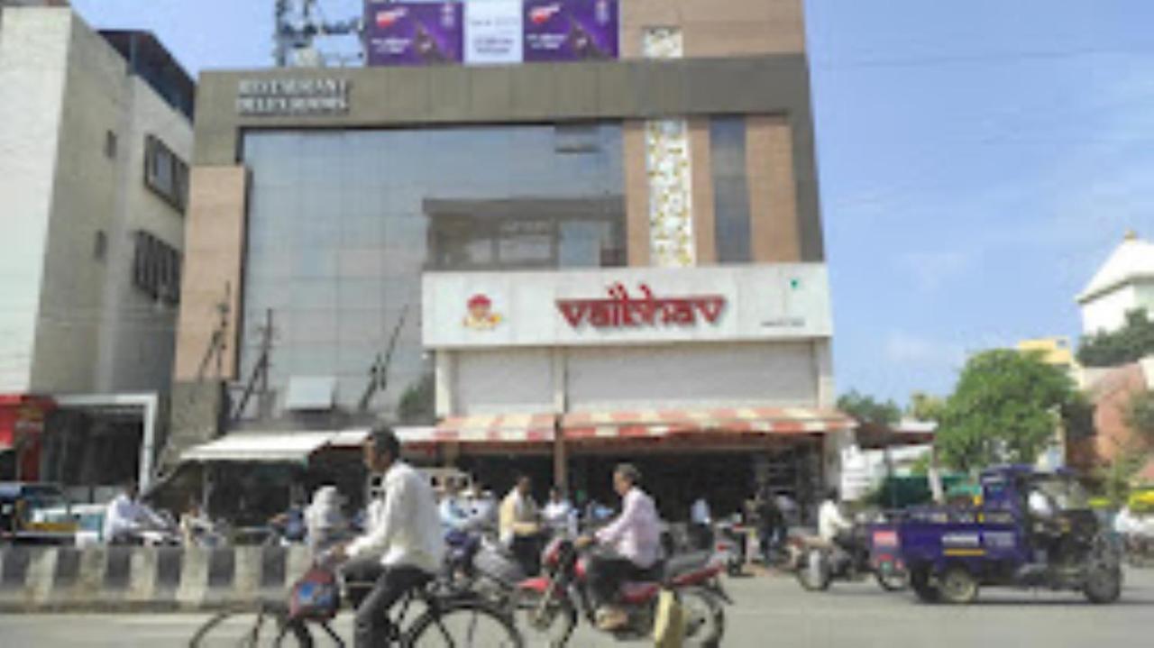 Hotel Vaibhav,Akola Bagian luar foto