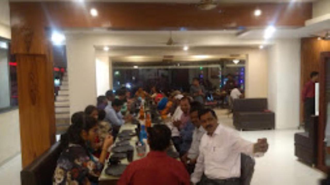 Hotel Vaibhav,Akola Bagian luar foto